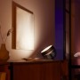 Schwarze Philips Hue Iris Tischleuchte mit Farbwechsel, 570 lm, für stimmungsvolle Beleuchtung.