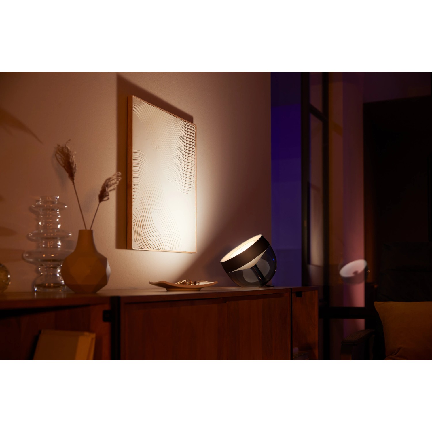 Schwarze Philips Hue Iris Tischleuchte mit Farbwechsel, 570 lm, für stimmungsvolle Beleuchtung.