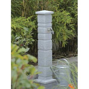 Arves Wasserzapfstelle Romana Granit mit Chromhahn im Garten, inklusive Gießkanne.