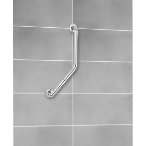 Wenko Wandhaltegriff Secura, 135° Winkel, Chrom, an grauer Wand montiert.