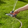 Gardena Comfort Regner Tango bewässert Rasen bis 310 m². Hand reguliert die Wassermenge. Teil- und Vollkreis.