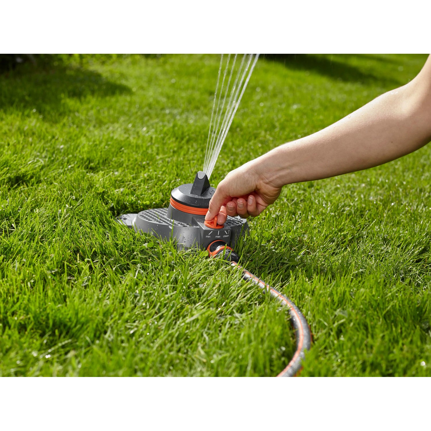 Gardena Comfort Regner Tango bewässert Rasen bis 310 m². Hand reguliert die Wassermenge. Teil- und Vollkreis.