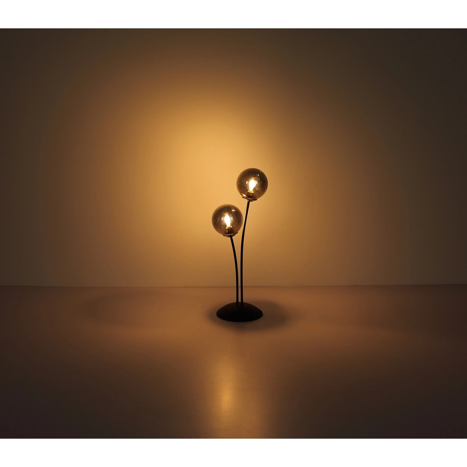 Globo Design-Tischlampe Jorge, schwarz-matt mit rauchfarbenen Glaskugeln.