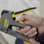 Stanley FatMax TR75 6in1 Handtacker in Aktion, geeignet für Klammern, Nägel und Stifte.