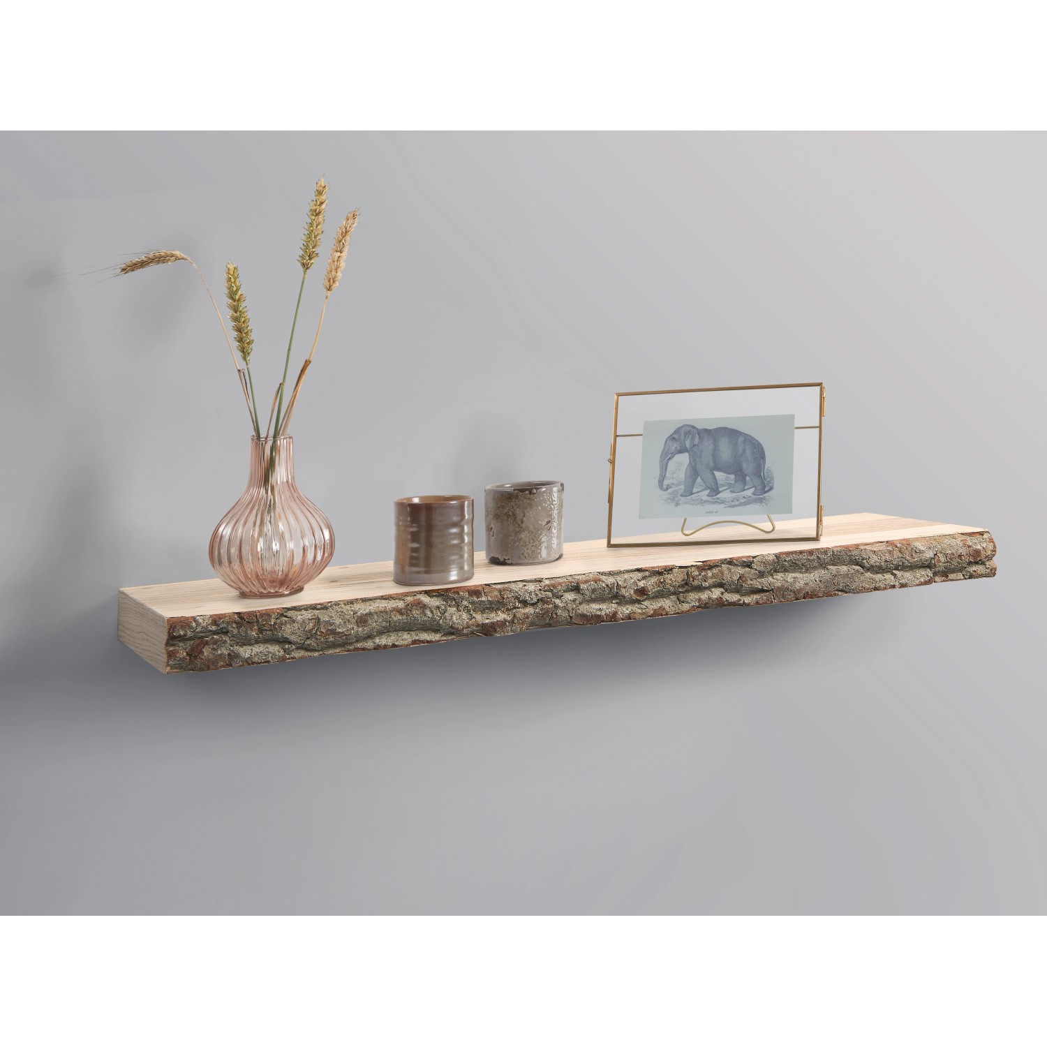 Holz-Wandregal Carlton Eiche Weiß, 80cm breit, mit Deko auf grauem Hintergrund.