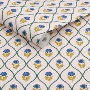 Mehrfarbige Joules Vliestapete Trellis Floral mit floralem Muster und grünen Ranken.