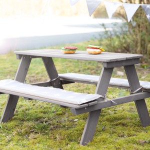 Graue roba Kindersitzgarnitur aus Massivholz mit Sitzkissen für den Outdoor-Bereich.