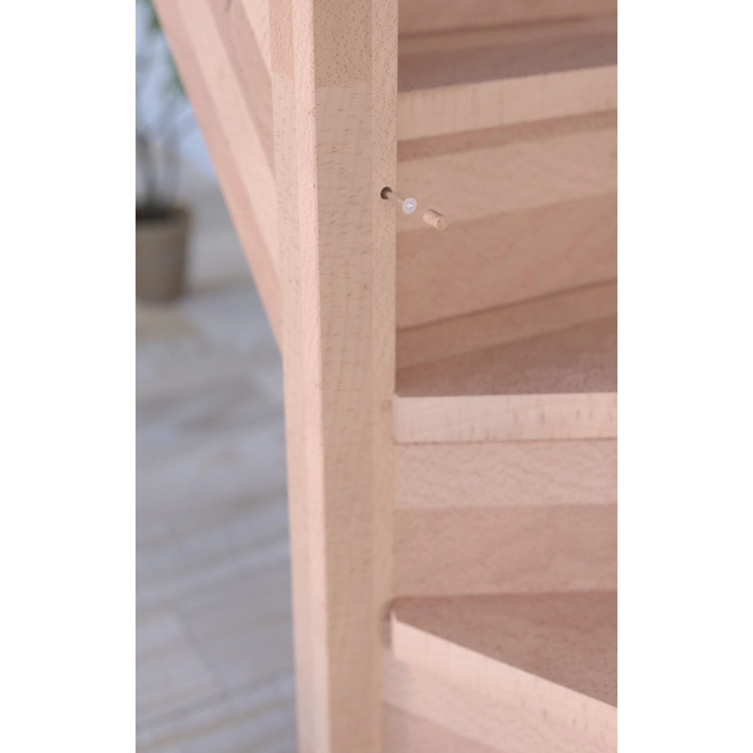 Detailansicht StarWood Treppe Rhodos Buche, gewendelt, mit Setzstufen. Holz unbehandelt.