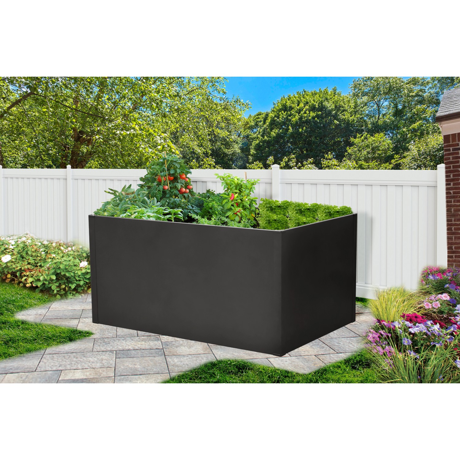 Floraworld Hochbeet Twin-Wall, 150x75x76 cm, Anthrazit, bepflanzt mit Gemüse im Garten.