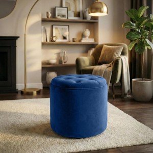 Blauer Samt Sitzhocker Pantin mit Knopfheftung im Wohnzimmer. Eleganter Hocker auf hellem Teppich.