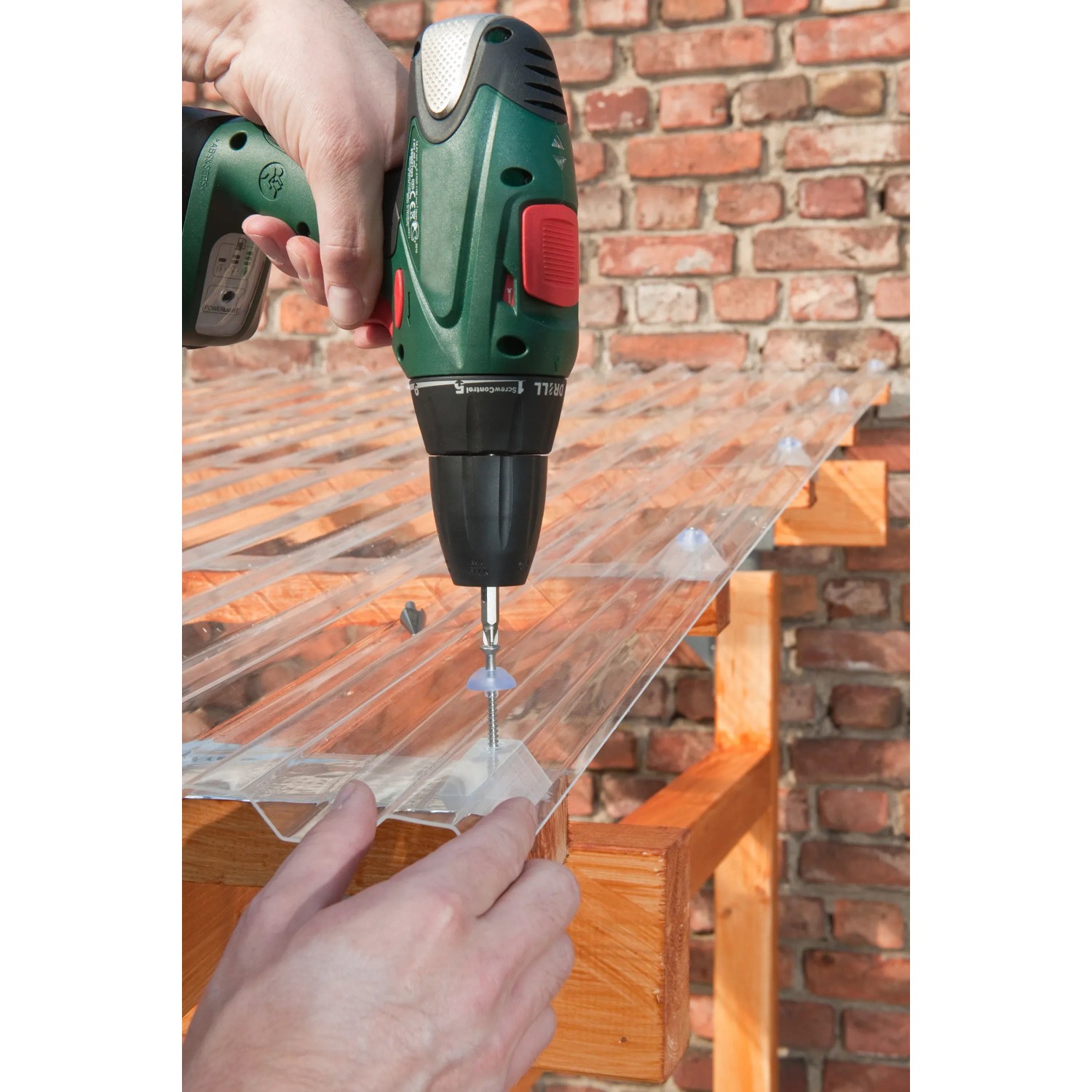 Montage einer transparenten Makro Profilplatte Trapez als Kunststoffbedachung mit Akkuschrauber.