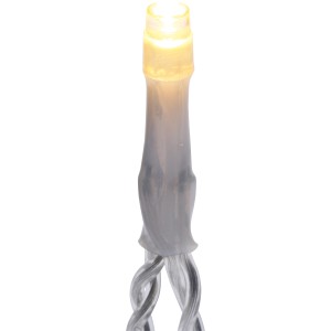 Detailaufnahme: Warmweiße LED einer transparenten Lichterkette für den Außenbereich.