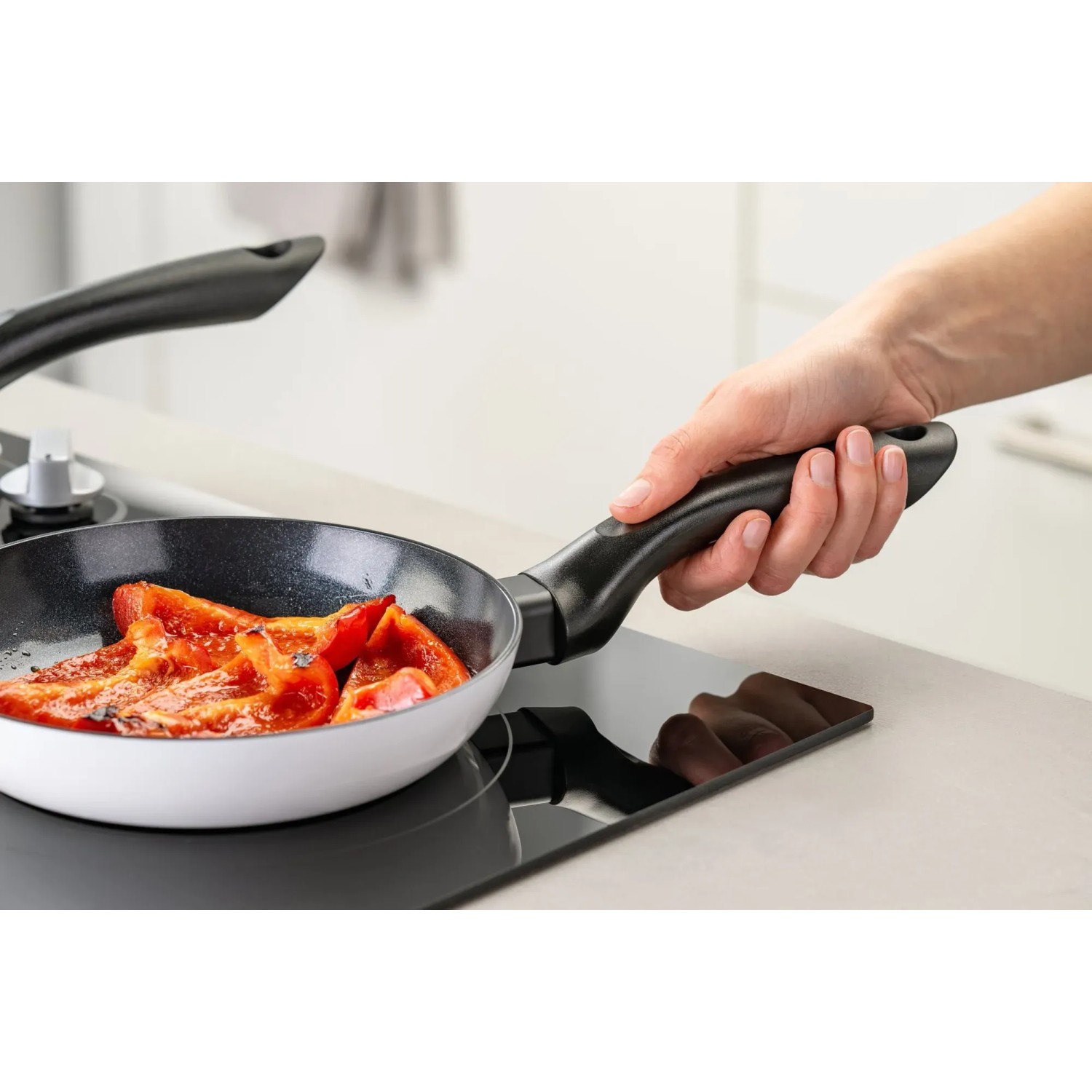 Fackelmann Pfanne Arcadalina 20 cm mit Keramikbeschichtung und Paprika auf einem Induktionsherd.