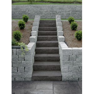 Diephaus Blockstufe Maximo, schwarz, 50x34,5x15 cm, als Treppe im Garten.