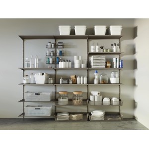 Silbernes Metall-Drahtboden-Set 43x80,5 cm als Regalboden im Regal.