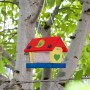 Bemaltes Windhager Vogelfuttersilo Woodpecker aus Holz, hängend im Baum.