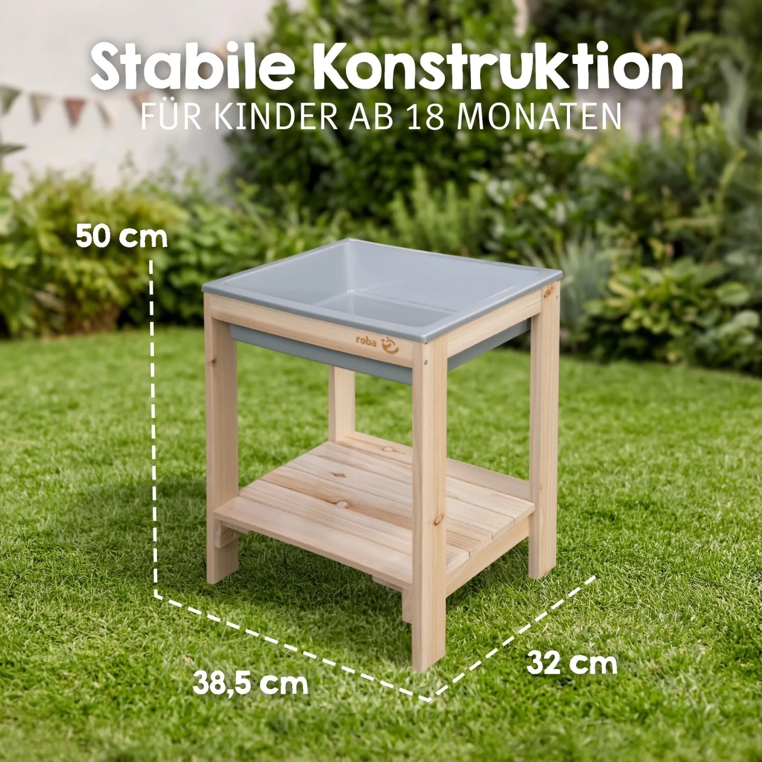 Roba Outdoor Spiel- & Wassertisch Tiny Natur aus Massivholz mit grauer Spielwanne und Ablage, auf Rasen. Ideal für Kinder.