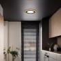 Moderne Trio LED Deckenleuchte Morgan, 42W, schwarz-gold, Ø 45cm im Wohnraum.