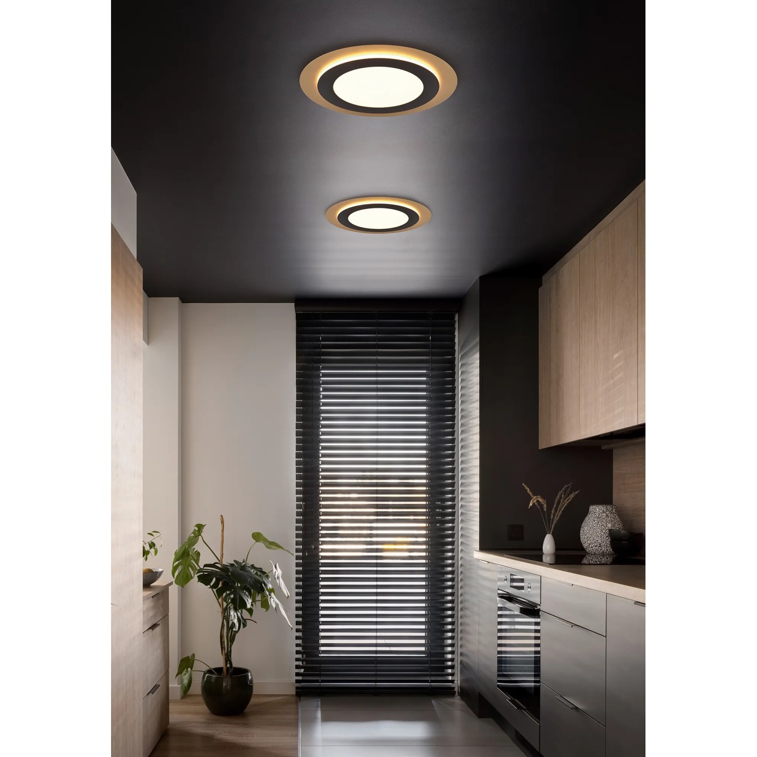 Moderne Trio LED Deckenleuchte Morgan, 42W, schwarz-gold, Ø 45cm im Wohnraum.