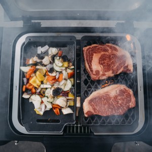 Severin Plancha Grillplatte mit Gemüse und Steaks auf dem Grill.