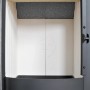 Brennraum des schwarzen Hark Kaminofen Nika ECOplus mit Kachelverkleidung und Automatik.