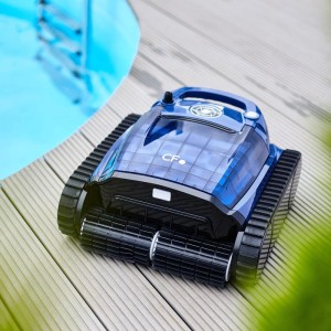 Blauer CF 600 Poolroboter auf Holzdeck neben Pool. Vollautomatisches Reinigungsgerät für Pools bis 200m².