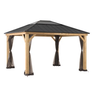 Sunjoy Zedernholz Gazebo mit Moskitonetz in Khaki, 393x452cm. Pavillon mit Holzrahmen und dunklem Dach.