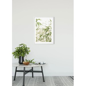 Komar Wandbild Bamboo Leaves, 50x70 cm, mit filigranem Bambusblatt-Motiv im weißen Rahmen.