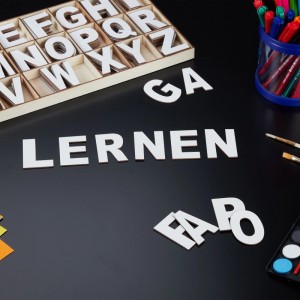 Relaxdays Holzbuchstaben Set Kiefernholz Weiß Großbuchstaben 208 Stück 330 g