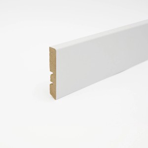 Weiße, flache MDF Sockelleiste, 56 mm hoch, 2500 mm lang.