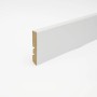 Weiße, flache MDF Sockelleiste, 56 mm hoch, 2500 mm lang.