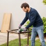 Mann schleift Metall mit Bosch UniversalGrind 850-125 Winkelschleifer im Garten.