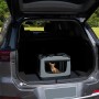 Graue Juskys Hundetransportbox Lassie S im Kofferraum mit kleinem Hund.