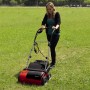 Frau benutzt Einhell Elektro-Vertikutierer GE-SA 1433 (1400 W) auf Rasenfläche.