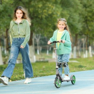 Mädchen fährt AIYAPLAY Kinderscooter (grau/grün) im Park, Mutter geht daneben.