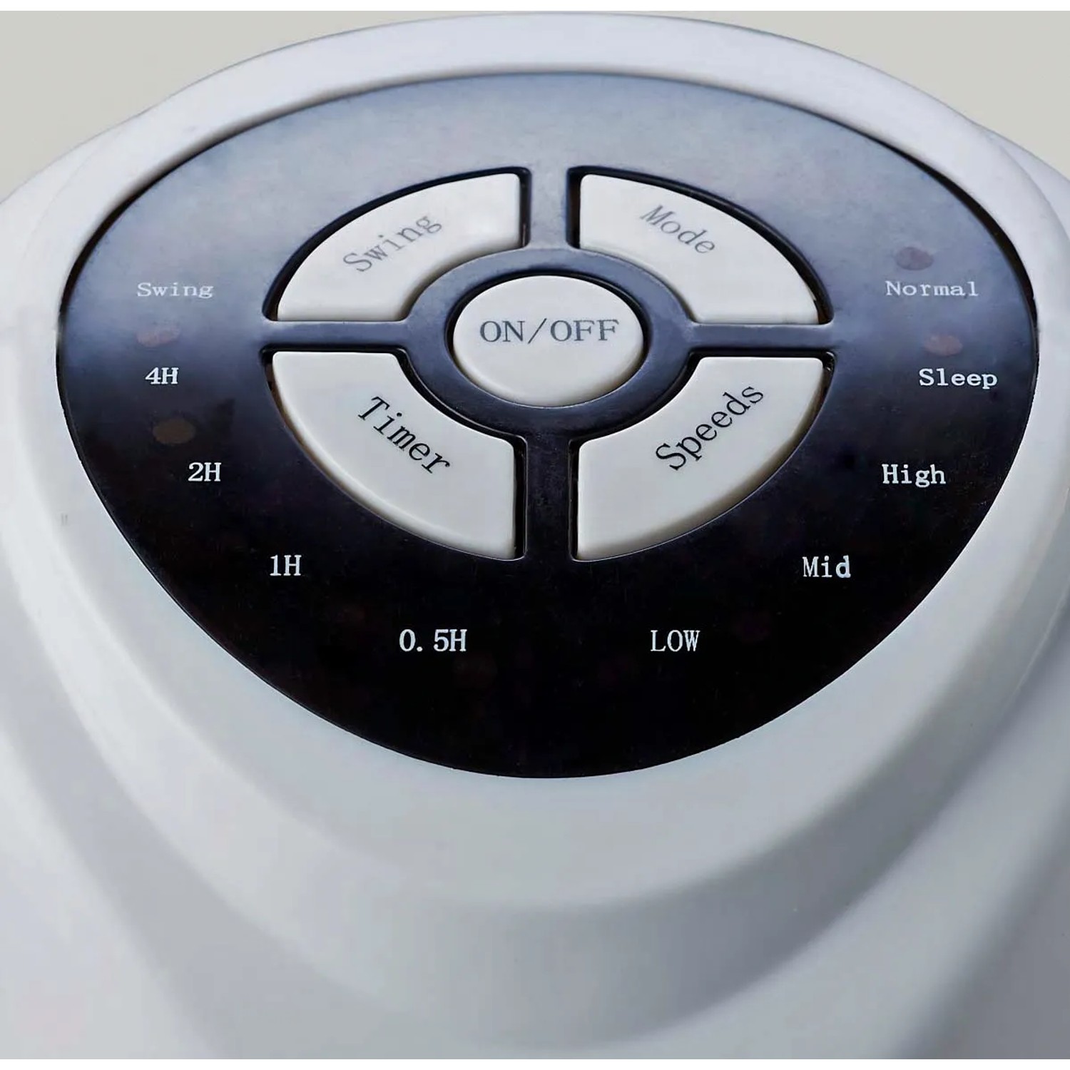 Nahaufnahme der Bedienelemente des weißen Turmventilators: Timer, Geschwindigkeiten, Modi.