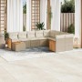 Beige 10-tlg. Garten-Sofagarnitur aus Rattan mit cremefarbenen Kissen und Tisch.