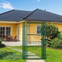 Grünes Casanoov Gartentor Olga aus Metall (H 200cm) vor einem Haus mit Garten.
