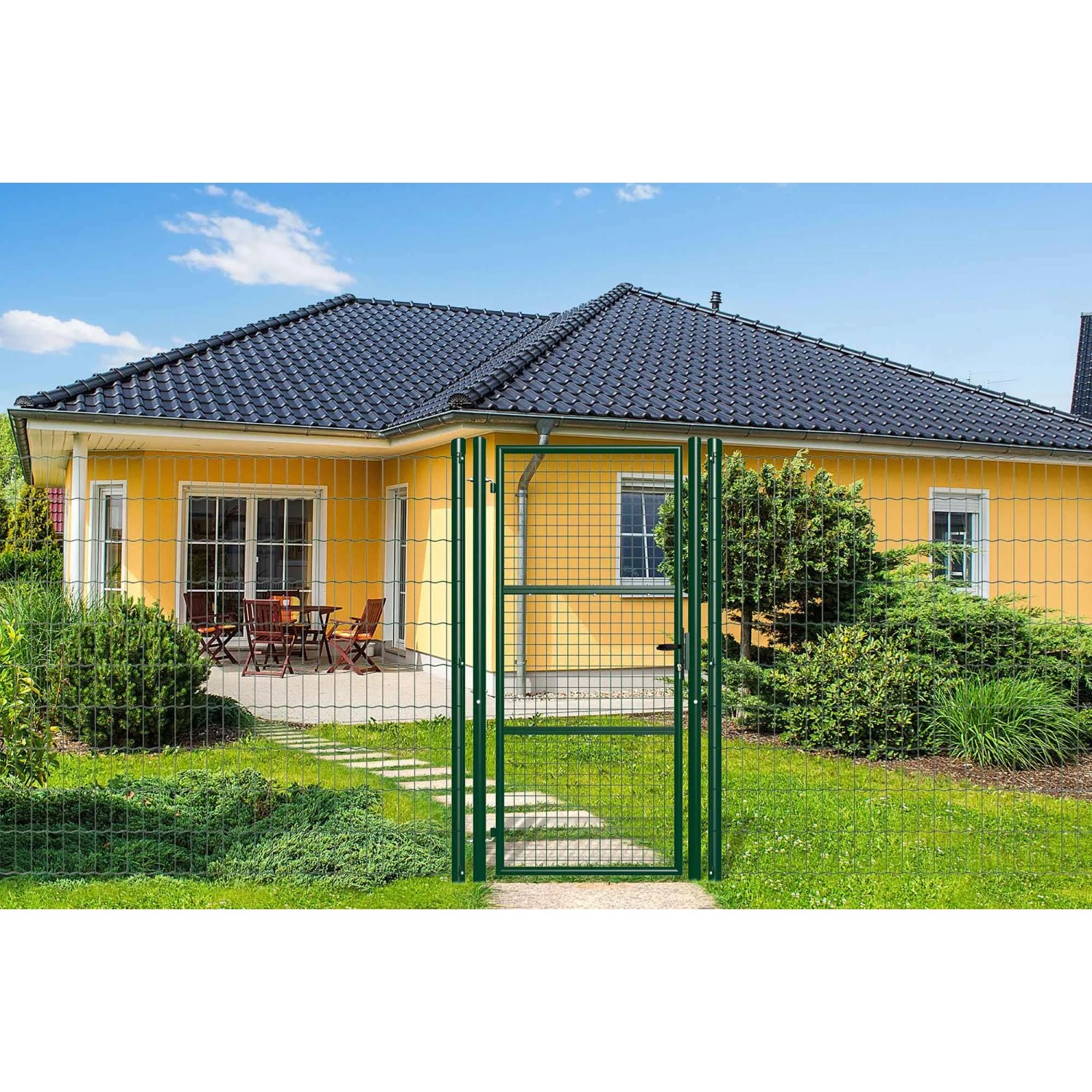 Grünes Casanoov Gartentor Olga aus Metall (H 200cm) vor einem Haus mit Garten.