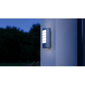 Anthrazitfarbene Steinel Design Außenleuchte L 12 an Hauswand.