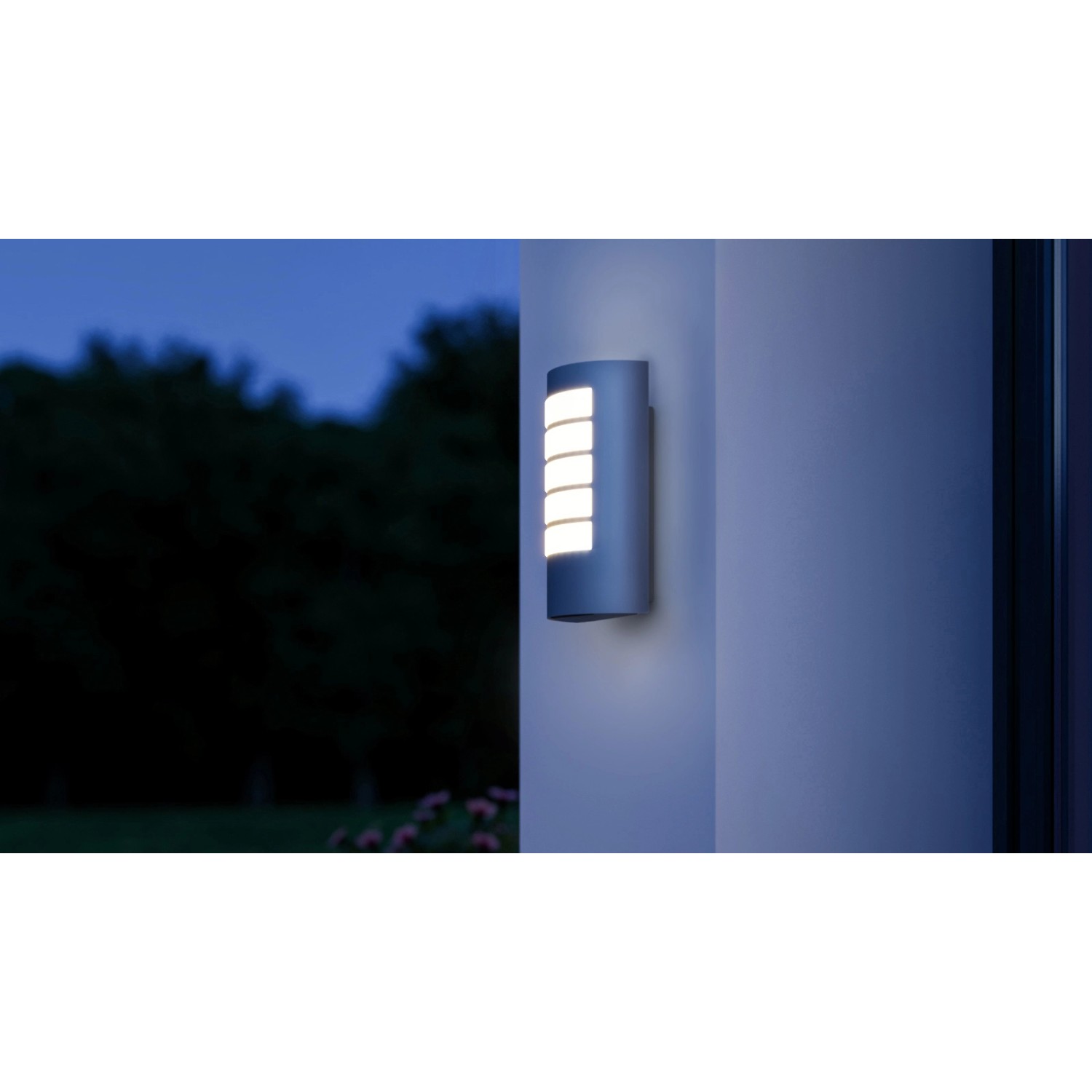 Anthrazitfarbene Steinel Design Außenleuchte L 12 an Hauswand.