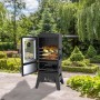 El Fuego Portland W2 Gasgrill/Smoker, schwarz, mit Glasfenster und Speisen im Garraum.