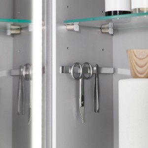 Innenansicht Villeroy & Boch Spiegelschrank My View 14 mit Glasablagen, Schere und Pinzette.