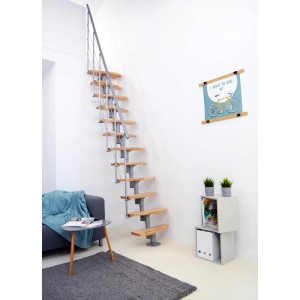 Minka Raumspartreppe Nizza Buche Grau, Ansicht im Wohnraum. Innentreppe mit Buchenholzstufen und grauem Geländer.