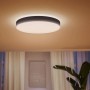 Schwarze Philips Hue Enrave XL Deckenleuchte mit warmweißem Licht, montiert an der Decke.