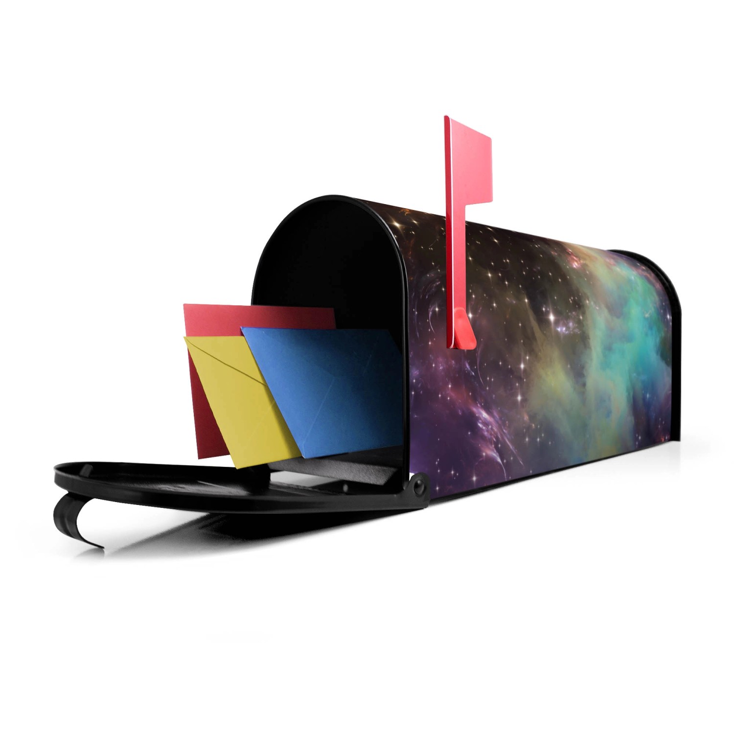 Offener, schwarzer US Briefkasten mit Weltall-Motiv und roter Fahne, gefüllt mit Briefen.