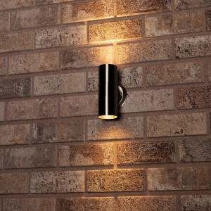 Moderne, runde 2-flammige LED Außenwandleuchte aus Edelstahl an einer Backsteinwand.