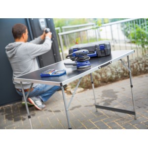 LUX Multifunktionstisch Comfort mit Werkzeug und Schleifmaschine im Einsatz.