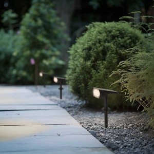 Schwarze PRIOS LED Solarleuchten Helier entlang eines Gartenwegs.
