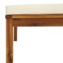 Detailansicht: Gartenmöbel Lounge-Set aus Akazienholz mit creme Kissen.